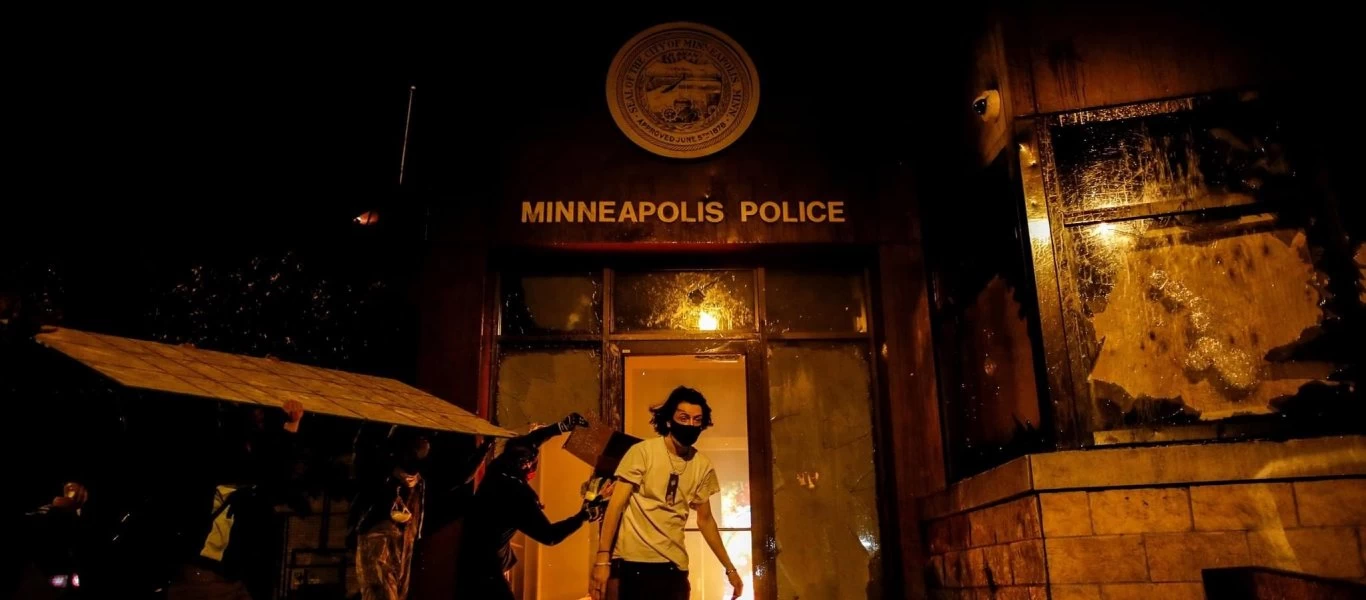 «Χάος» στις ΗΠΑ: Οι διαδηλωτές εισέβαλαν & έκαψαν αστυνομικό τμήμα -Με ελικόπτερο απομακρύνθηκαν οι αστυνομικοί (βίντεο)